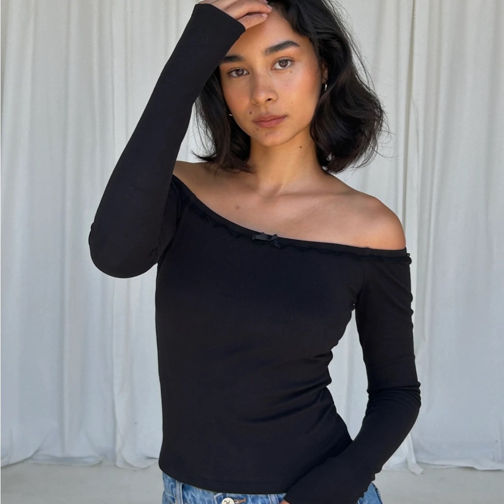 NEW Amelie Teje Off-Shoulder Long Sleeve Top, Noir XS - worn by Hailey Bieber